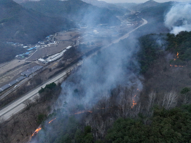 27일 경북 안동시 남후면 고상리 인근 중앙고속도로를 따라 화선이 길게 이어져 있다. 연합뉴스