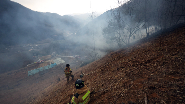 119 소방대원이 27일 오후 경남 산청군 시천면 동당리 한 산에서 산불을 진화 중 잠시 휴식을 취하고 있다. 연합뉴스
