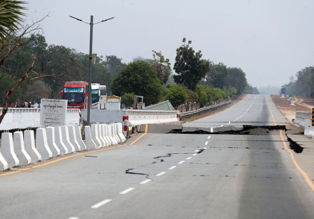지난 28일 진도 7.7의 대지진이 발생한 미안마의 한 고속도로가 지진 여파로 부서져 있다. EPA연합뉴스
