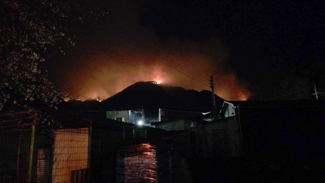 경남 산청군에서 발생한 산불 9일째인 29일 산림 당국이 마지막 남은 화선인 지리산권역 주불 진화를 목표로 진화 작업을 이어가고 있다. 사진은 이날 오전 4시께 산청군 일대의 모습. 연합뉴스