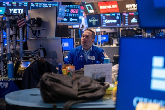 미국 증시에 또 다시 인플레이션과 경기침체 공포가 몰아치면서 지수가 급락했다. 사진은 뉴욕증권거래소의 트레이더 모습. 연합뉴스