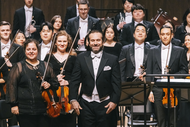 28일 오후 2025년 통영국제음악제가 화려하게 개막했다. 사진은 개막 공연 지휘를 맡은 프랑스 출신 지휘자 파비앵 가벨. 통영국제음악재단 제공