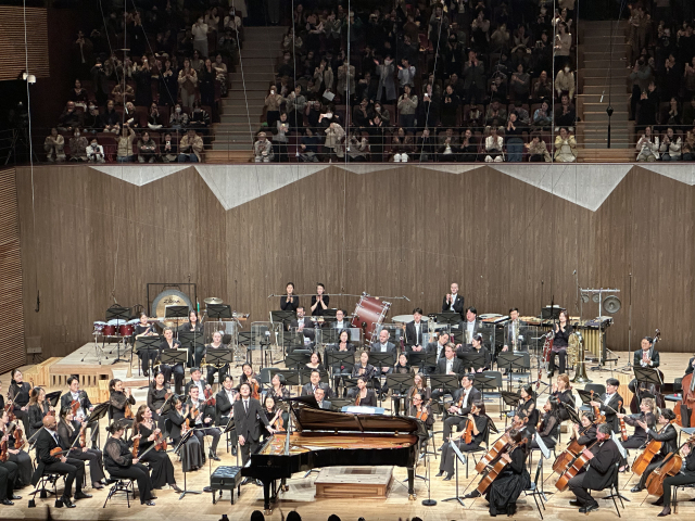28일 오후 통영국제음악당 콘서트홀에서 개막한 2025년 통영국제음악제 개막 공연을 빛낸 피아니스트 임윤찬이 라흐마니노프 피아노 협주곡 2번을 끝낸 후 관객들의 환호에 답하고 있다. <통영=김은영 기자>