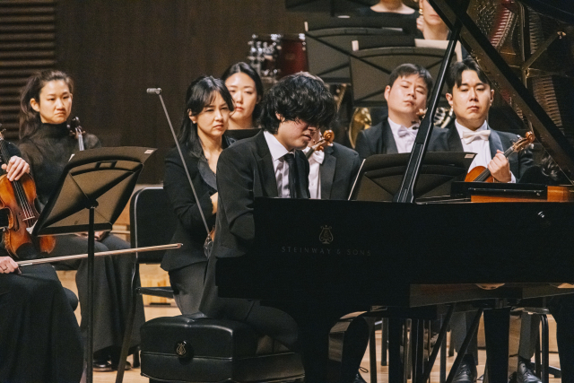 28일 오후 통영국제음악당 콘서트홀에서 개막한 2025년 통영국제음악제 개막 공연을 빛낸 피아니스트 임윤찬의 연주 모습. 통영국제음악재단 제공