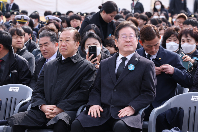 국민의힘 권영세 비대위원장과 더불어민주당 이재명 대표가 28일 국립대전현충원에서 열린 서해 수호의 날 기념식에 참석해 있다. 연합뉴스