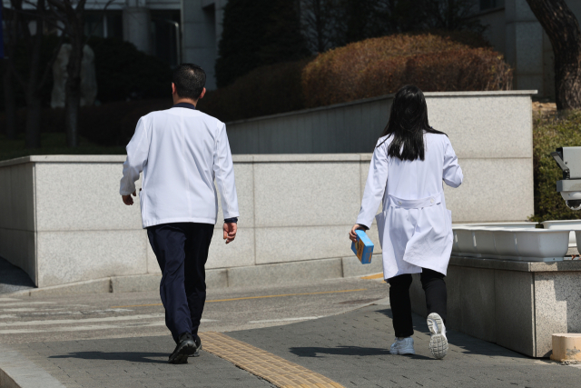 서울 시내의 한 의과대학에서 이동하는 의료진. 연합뉴스