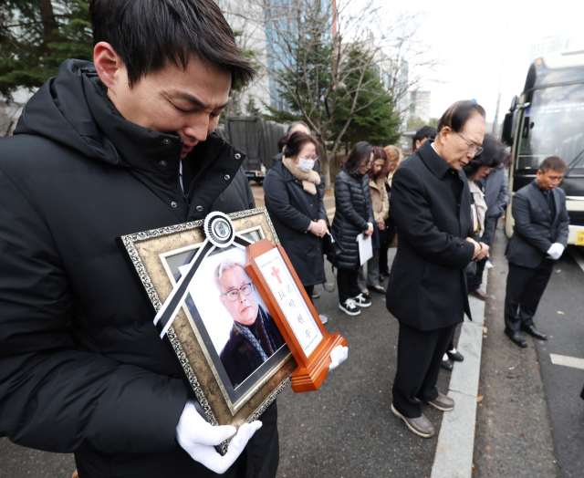 29일 오전 경기도 김포시 뉴고려 장례식장에서 경북 의성 산불 진화 중 헬기 추락으로 희생된 박현우(73) 기장의 발인이 엄수되고 있다. 연합뉴스