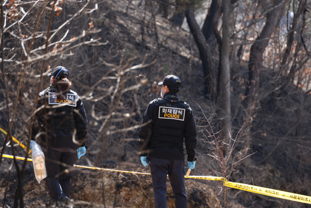 경북경찰청 형사기동대와 과학수사계가 29일 경북산불 최초 발화 추정 지점인 의성군 괴산리 야산에서 현장 조사를 하고 있다. 연합뉴스