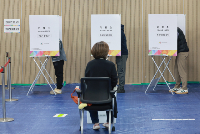 4·2재보궐선거 사전투표를 시작한 28일 서울 구로구 개봉2동주민센터에 마련된 사전투표소에서 유권자들이 투표하고 있다. 연합뉴스