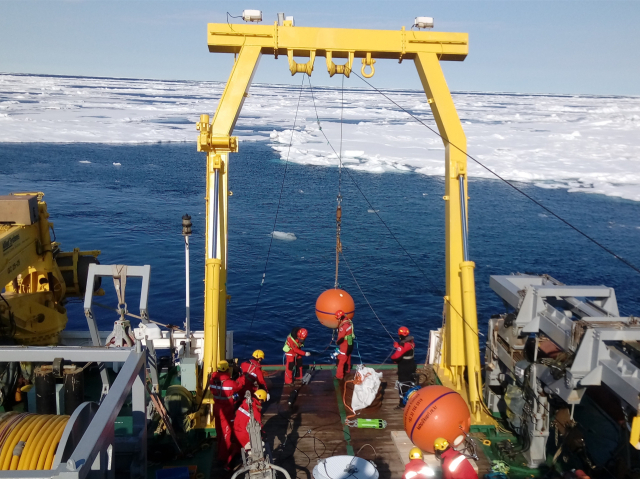 2024년 아라온호 동시베리아해 현장탐사 활동. 한국형 장기계류관측시스템에서 연 단위 관측 자료 회수 장면. 해수부 제공