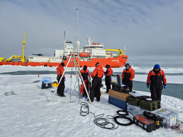2024년 아라온호 동시베리아해 현장탐사 활동. 북극해빙에 정박한 아라온호와 해빙의 특성을 측정 중인 연구팀. 해수부 제공