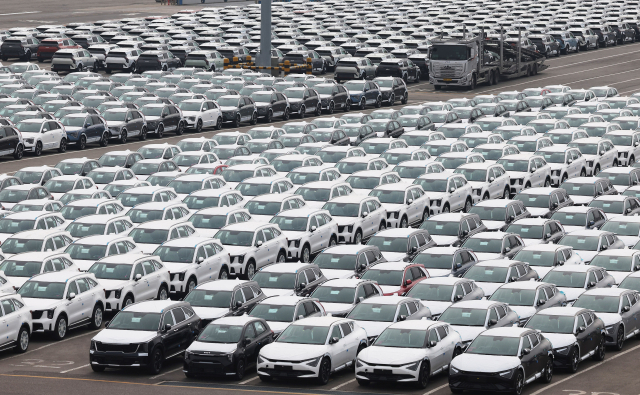 도널드 트럼프 미국 대통령이 외국산 자동차에 대한 25％ 관세 부과를 공식화한 지난 27일 경기도 평택항에 수출용 자동차들에 세워져 있다. 연합뉴스