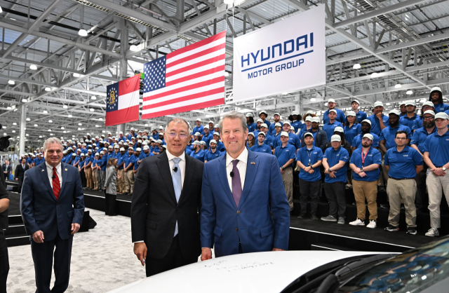 정의선 현대차그룹 회장이 지난 26일(현지시간) 미국 조지아주 엘라벨에서 열린 '현대자동차그룹 메타플랜트 아메리카'(HMGMA)의 준공식에서 브라이언 캠프 조지아 주지사와 기념 촬영하고 있다. 현대자동차·기아 제공