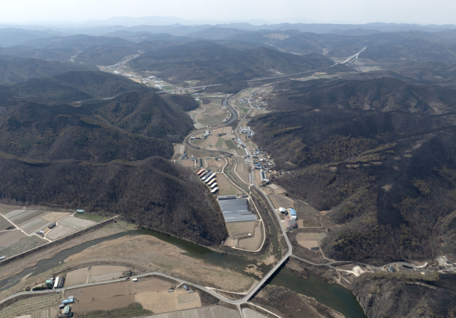 지난 29일 경북 의성군 단촌면과 안동시 일직면 일대 산림이 산불 확산으로 인해 까맣게 타 있다. 연합뉴스