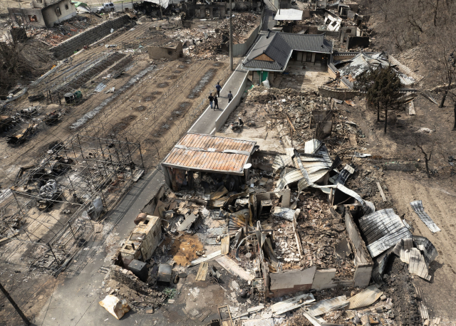 지난 29일 경북 안동시 임하면 추목리 주택들이 산불 피해로 무너져 있다. 연합뉴스