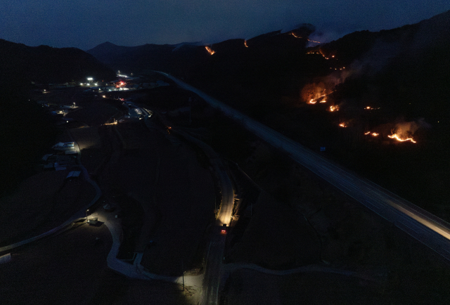 지난 27일 경북 안동시 남후면 고상리 인근 중앙고속도로를 따라 산불 확산에 따른 불길이 길게 이어져 있다. 연합뉴스