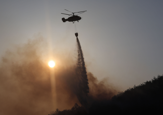 지난 29일 경북 안동시 남후면 고하리 부근에서 산불이 재발화해 헬기가 진화 작업을 하고 있다. 연합뉴스