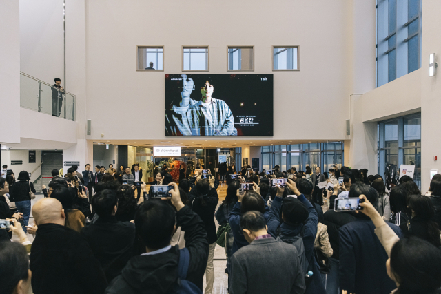 28일 오후 통영국제음악당 콘서트홀 개막 공연 당시 로비 모습. 통영국제음악재단 제공