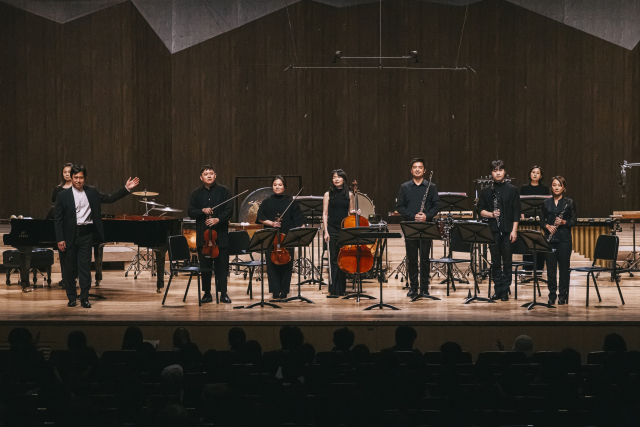 29일 오후 통영국제음악당 콘서트홀에서 열린 ‘윤이상을 기리며’ 공연 커튼콜 모습. 통영국제음악재단 제공