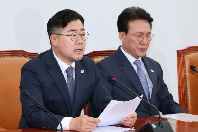 더불어민주당 박찬대 원내대표가 30일 서울 여의도 국회에서 한덕수 대통령 권한대행 겸 국무총리에게 마은혁 헌법재판관 후보자를 임명할 것을 촉구하고 있다. 박 원내대표는 