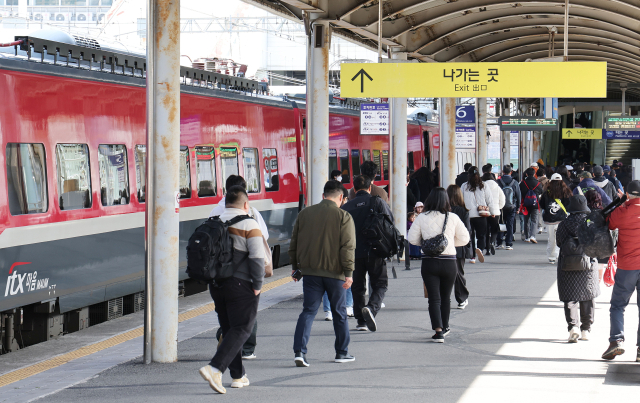 부산시가 부전역 복합환승센터 건립 사전 타당성 조사 및 기본 구상 수립을 위해 용역을 추진하고 있다. 사진은 강릉에서 출발해 부전역에 도착한 ITX-마음 열차에서 내린 승객들이 승강장을 빠져 나가고 있는 모습. 정종회 기자 jjh@