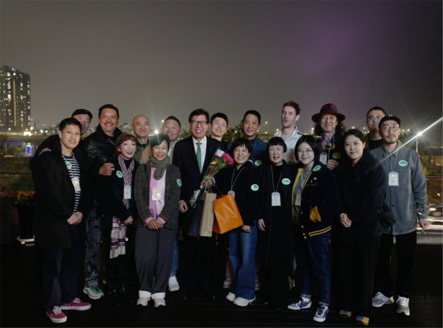 부산시는 아시아 미식 분야 주요 인사들을 초청해 부산의 미식 콘텐츠를 체험하는 홍보 여행을 진행했다. 지난 27일 미식 교류 간담회에 참석한 박형준 시장이 참가자들과 기념촬영하고 있다. 부산시 제공