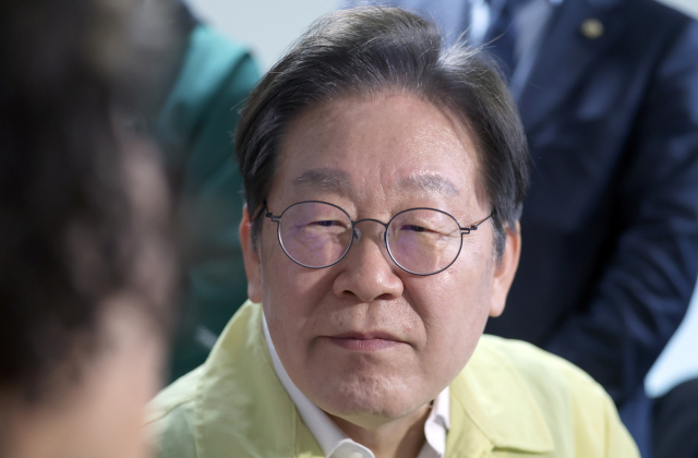 더불어민주당 이재명 대표가 28일 오후 경남 산청군 시천면 산청 화재 이재민 대피소인 한국선비문화연구원을 찾아 이재민 말을 경청하고 있다. 연합뉴스