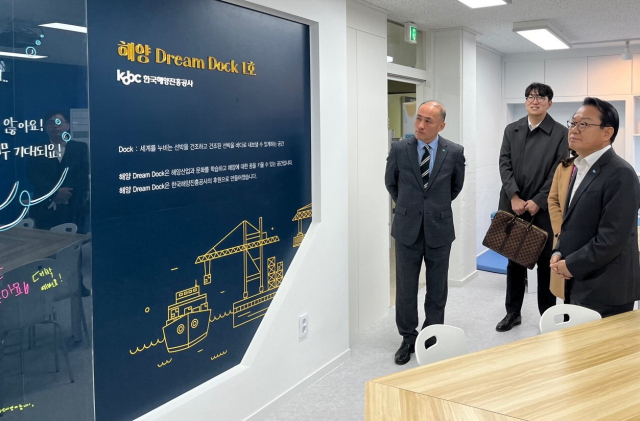 부산 사상구 백양종합사회복지관에 설치한 ‘해양 드림 독(Dream Dock) 1호점’ 개관식에 참석한 안병길 사장. 한국해양진흥공사 제공