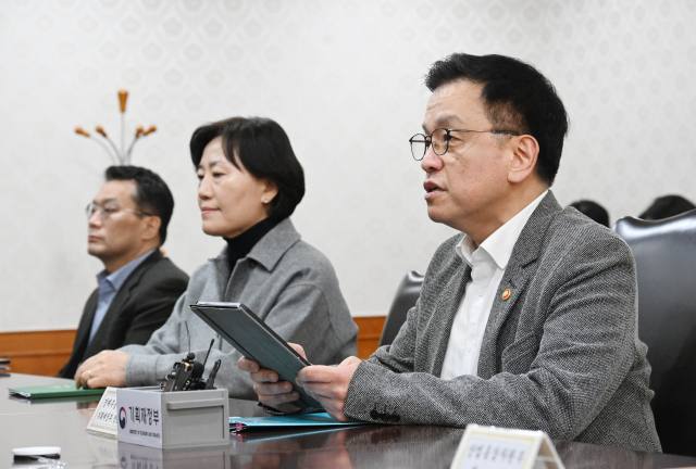 최상목 부총리 겸 기획재정부 장관이 30일 오후 정부서울청사에서 긴급현안 관련 경제관계 장관 간담회를 하고 있다. 기재부 제공