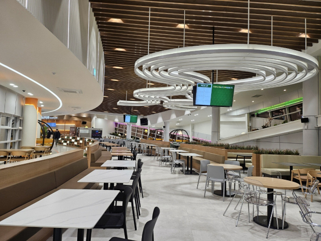 올해 개통한 세종포천고속도로 처인휴게소는 상공형 양방향 통합휴게소로 고속도로를 가로지르는 링 모양의 외관은 마치 우주정거장을 연상케 한다. 이곳에는 고속도로 휴게소 중 유일하게 스타벅스가 있으며 서울 성수동 유명 맛집(구욱희씨·붕어유랑단 등), 가가솥밥 등 전문 식당도 유치했다. 한국도로공사 제공