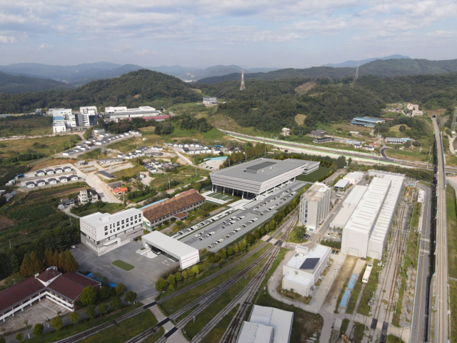 국가철도공단이 청주시 오송읍에 건설 중인 제2철도교통관제센터 전경. 조감도와 주변 지형을 합한 모습이다. 국가철도공단 제공