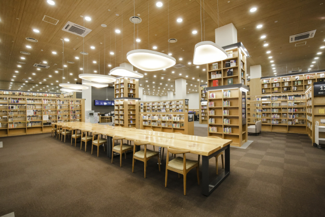 한국토지주택공사(LH)는 서부산권의 명지지구·대저지구·연구개발특구를 개발해 이곳을 주거·상업·산업 기능을 두루 갖춘 지속가능한 도시로 만들 계획이다. 명지지구에 들어선 국회부산도서관 열람실. LH 제공