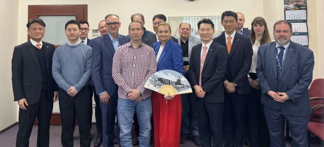 한화오션 관계자들이 지난 26일 폴란드 나우타 조선소를 방문해 모니카(Monika Kozakiewicz, 왼쪽에서 다섯번째) 사장을 비롯한 관계자와 함정 건조, MRO 사업 협력 방안을 협의했다.