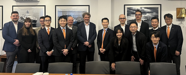 지난 25일 폴란드 레몬토바(Remontowa) 조선소를 방문한 한화오션 관계자들이 다리우스(Dariusz Jaguszewski, 앞줄 왼쪽에서 네번째) 사장을 비롯한 관계자들과 선종 다각화·친환경 기술 관련 협력 방안 등을 협의했다. 한화오션 제공