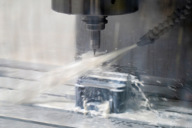 CNC 기술이 적용된 공작기계가 초정밀 가공을 하고 있다. KERI 제공