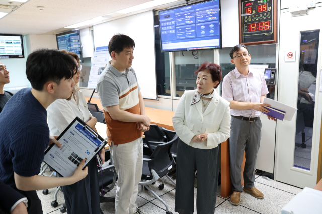 민병주 한국산업기술진흥원 원장이 정보보안 수준과 관련한 내부 평가를 진행하고 있다. 한국산업기술진흥원 제공