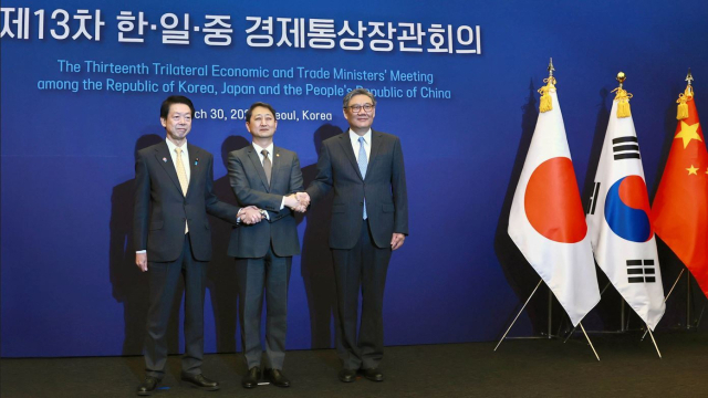 안덕근(가운데) 산업통상자원부 장관과 무토 요지(왼쪽) 일본 경제산업상, 왕원타오 중국 상무부장이 30일 서울 중구 대한상공회의소에서 열린 제13차 한·일·중 경제통상장관회의에서 기념 촬영을 하고 있다. 산업부 제공