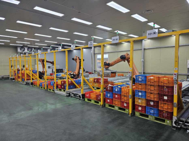 산지유통센터(APC)란 집하·선별·세척·포장·저장 등 농산물을 상품화하고, 대형 유통업체나 도매시장에 판매하는 시설이다. 한국농수산식품유통공사는 자동화 설비와 정보화 시스템을 갖춘 스마트 APC 확산에 나서고 있다. 한국농수산식품유통공사 제공