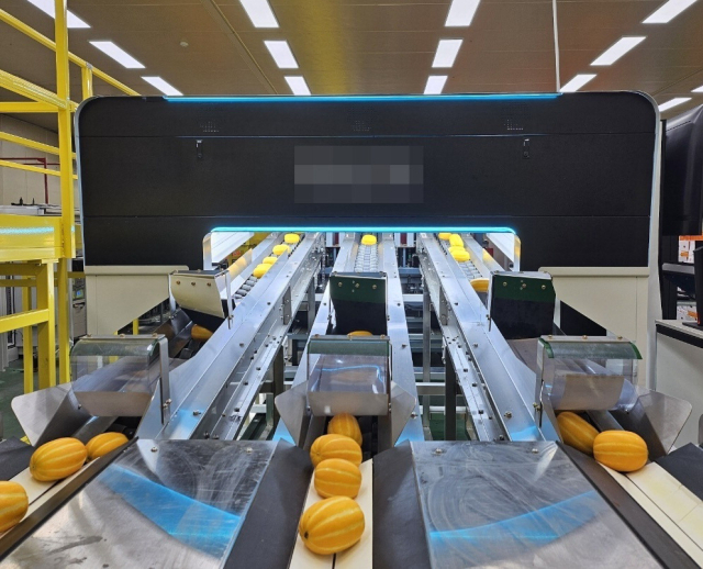 산지유통센터(APC)란 집하·선별·세척·포장·저장 등 농산물을 상품화하고, 대형 유통업체나 도매시장에 판매하는 시설이다. 한국농수산식품유통공사는 자동화 설비와 정보화 시스템을 갖춘 스마트 APC 확산에 나서고 있다. 한국농수산식품유통공사 제공