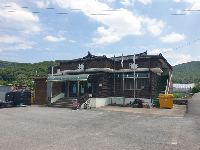 1970년대부터 만들어지기 시작한 농어촌 지역 마을회관은 입구부터 계단이 시작되고 내부는 불편하고 협소하다. 이에 한국농어촌공사는 고령자들이 안전하게 이용할 수 있도록 새로운 설계 기준을 만들었다. 한국농어촌공사 제공