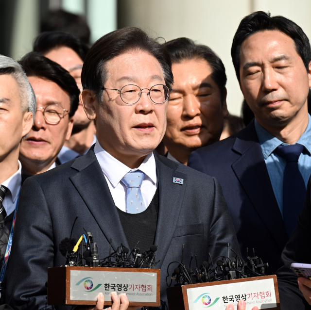 더불어민주당 이재명 대표가 26일 서울고등법원에서 열린 공직선거법 위반 사건 항소심에서 무죄를 선고받은 뒤 입장을 밝히고 있다. 연합뉴스