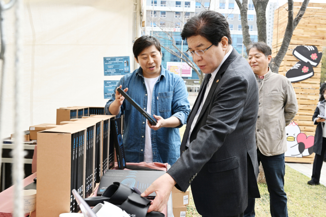 부산시의회 안성민 의장은 지난 28일 시민광장에서 열린 ‘시민과 함께하는 부산 신발 판매&sdot;홍보전’을 방문, 참여 기업을 격려했다. 부산시의회 제공