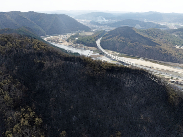 30일 주불 진화가 완료된 경북 안동시 남후면의 산들이 까맣게 타 있다. 멀리 잔불로 인한 연기가 보인다.연합뉴스
