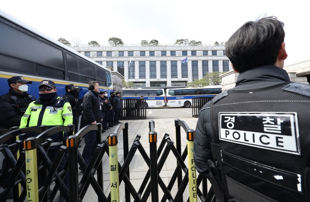 헌법재판소가 윤석열 대통령 탄핵심판 선고를 앞두고 논의를 이어가고 있는 30일 서울 종로구 헌법재판소 앞에서 경찰들이 이동하고 있다. 연합뉴스