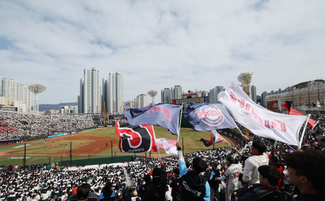 30일 오후 부산 사직야구장에서 열린 프로야구 롯데자이언츠와 KT 위즈 경기에서 관중석을 가득 메운 팬들이 열띤 응원을 하고 있다. 이재찬 기자 chan@