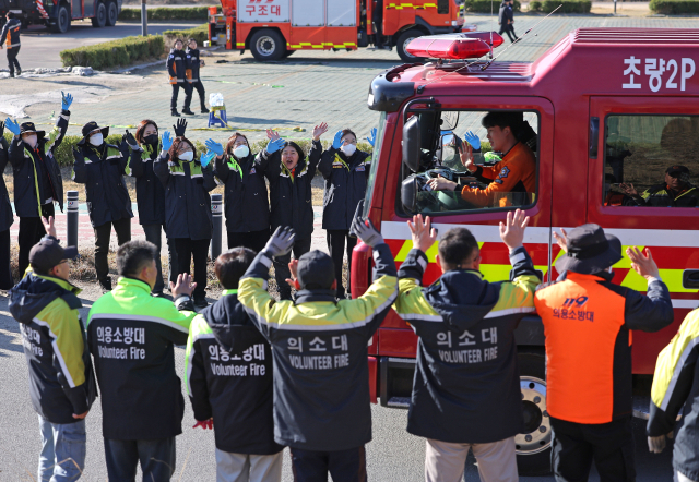 30일 경북 안동시 소방지휘본부에서 경북 소방대원들과 의용소방대원들이 파견왔다 철수하는 부산 대원들을 배웅하고 있다. 연합뉴스
