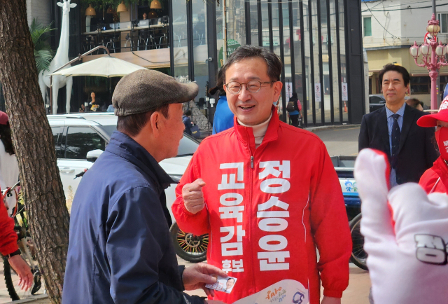 부산시교육감 재선거에 출마한 정승윤 후보가 공직선거법 위반 등의 혐의로 고발됐다. 정승윤 후보 캠프 제공