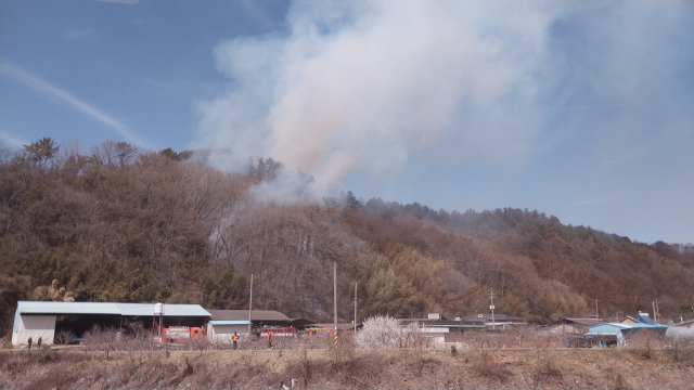 30일 오후 1시께 고성군 영오면 양산리 야산에서 불이 났다. 고성소방서 제공