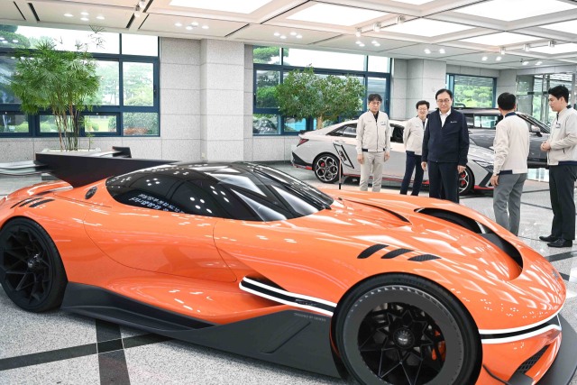 정인교 산업통상자원부 통상교섭본부장이 지난해 7월 18일 울산 북구 현대자동차 울산5공장을 방문해 수소연료전지차 생산라인을 둘러보고 있다. 산업부 제공