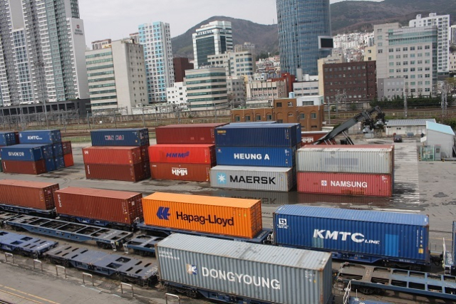 부산진역 뒤에 있는 컨테이너 야적장. 컨테이너 야적장은 부산신항으로 모두 옮겨가고 이곳은 업무 상업시설로 개발된다. 김덕준 기자